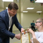 Депутат областной Думы подарил электроколяску смоленскому спортсмену