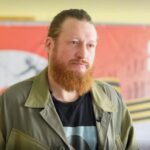 Смоленский военкор Семен Пегов поделился своим мнением о том, что мотивирует участников специальной военной операции справляться со сложными обстоятельствами и сохранять силу духа.