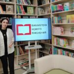 На книжной полке